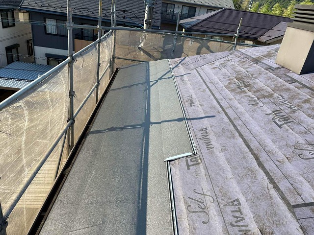 屋根材を下から順に取り付け